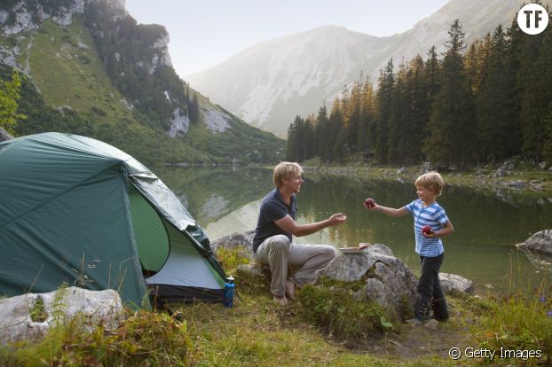 Photo d'illustration d'une famille faisant du camping.