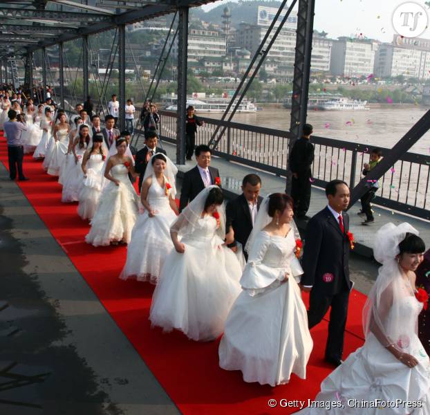 Des couples en train de se marier ne Chine