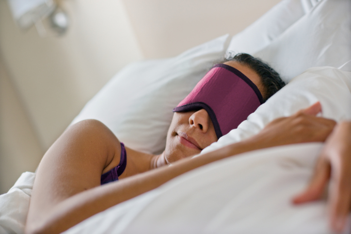 Femme dormant avec un masque de nuit