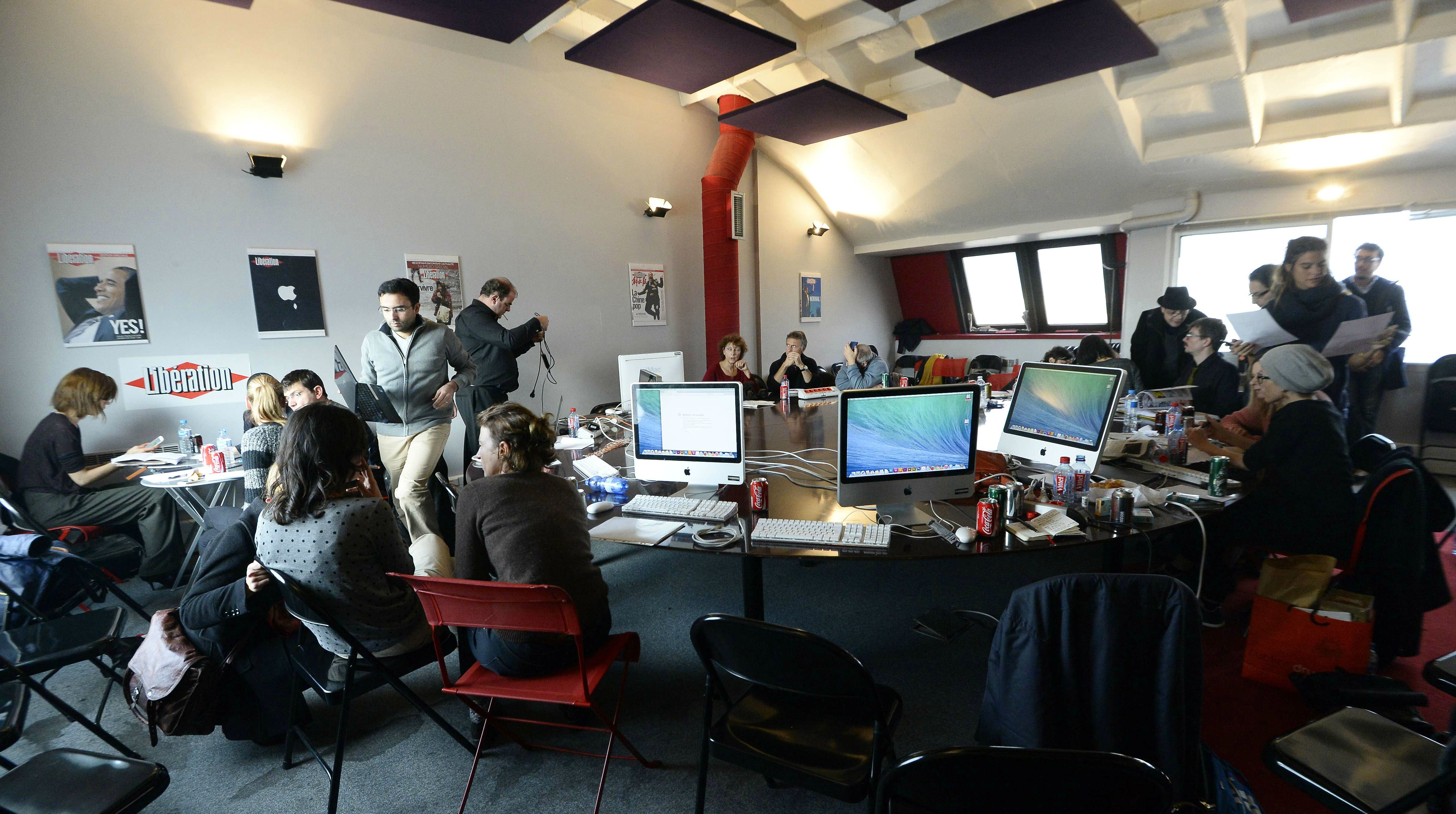 La rédaction de Charlie Hebdo en plein travail le 10 janvier 2015 dans les locaux de Libération.