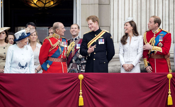 La reine Elizabeth II et la famille royale saluant la foule le 14 juin 2014