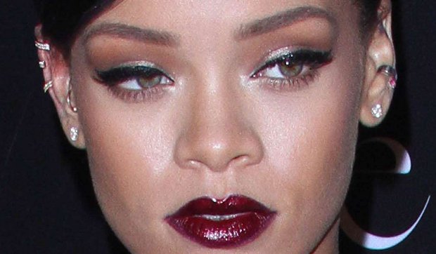 Rihanna rouge à lèvres bordeaux