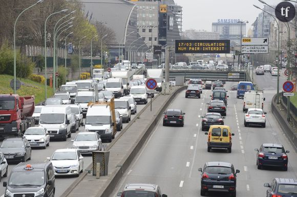 La circulation alternée est mise en place à Paris et dans 22 communes limitrophes ce lundi 23 mars 2015.