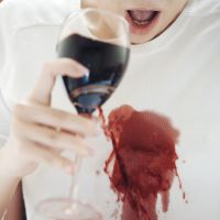 Tâches de vin rouge : comment nettoyer vos nappes, vêtements, moquette et tapis ?