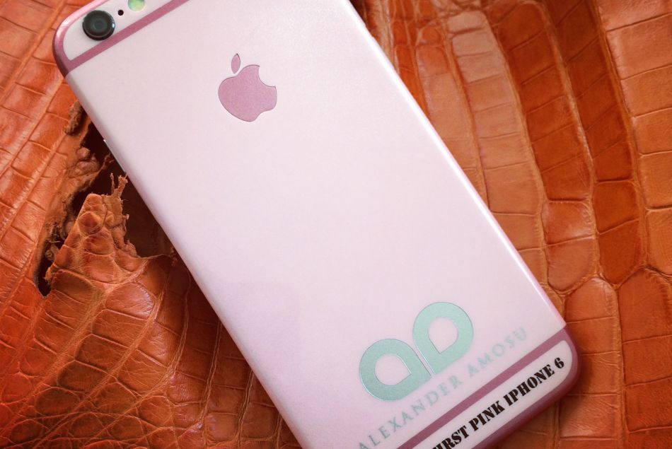 Alexander Amosu est à l'origine du premier iPhone 6 rose produit en édition limité de 10 téléphones à l'occasion de la Saint-Valentin 
