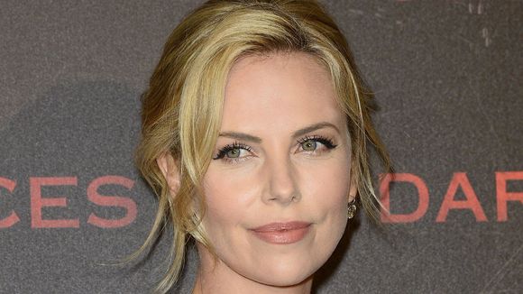 Charlize Theron : elle raconte comment sa mère a tué son père sur TF1