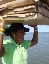  Ingrid Estrada, qui a participé au programme pour devenir technicienne aide à transporter les panneaux solaires. 