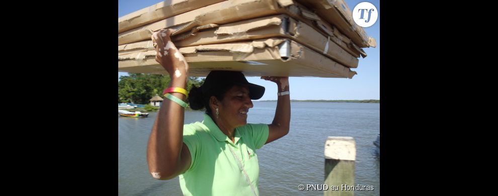  Ingrid Estrada, qui a participé au programme pour devenir technicienne aide à transporter les panneaux solaires. 