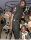 Un policier aide des enfants sauvés de Boko Haram arrivant au camp de Yola