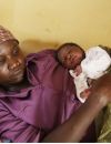 Lami Musa, une jeune femme de 27 ans dont le mari a été tué au moment de l'enlèvement, serre son nouveau-né dans ses bras