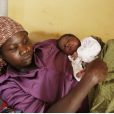 Lami Musa, une jeune femme de 27 ans dont le mari a été tué au moment de l'enlèvement, serre son nouveau-né dans ses bras