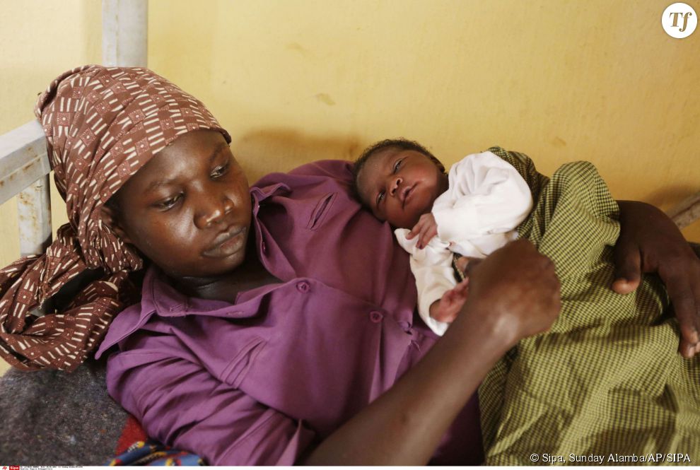 Lami Musa, une jeune femme de 27 ans dont le mari a été tué au moment de l&#039;enlèvement, serre son nouveau-né dans ses bras