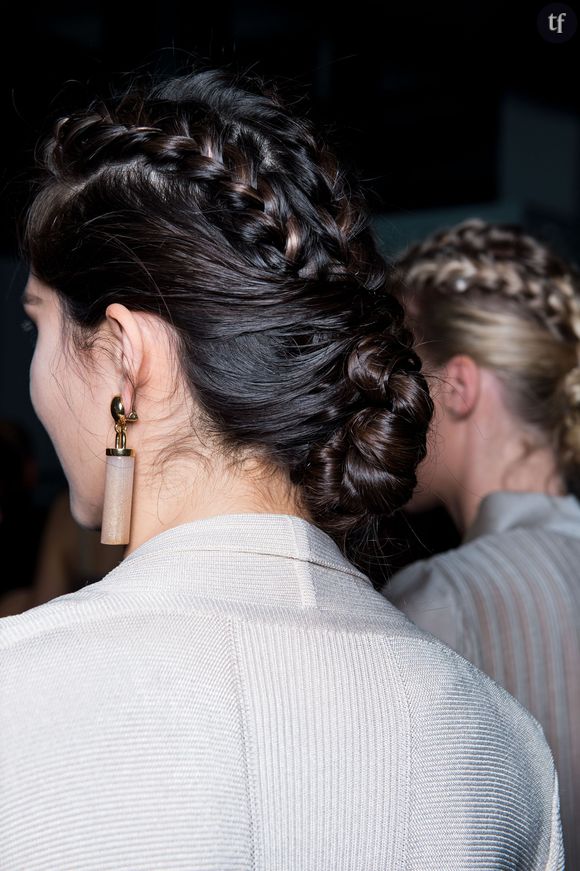 Tresses plaquées au défilé Georgio Armani printemps-été 2015.