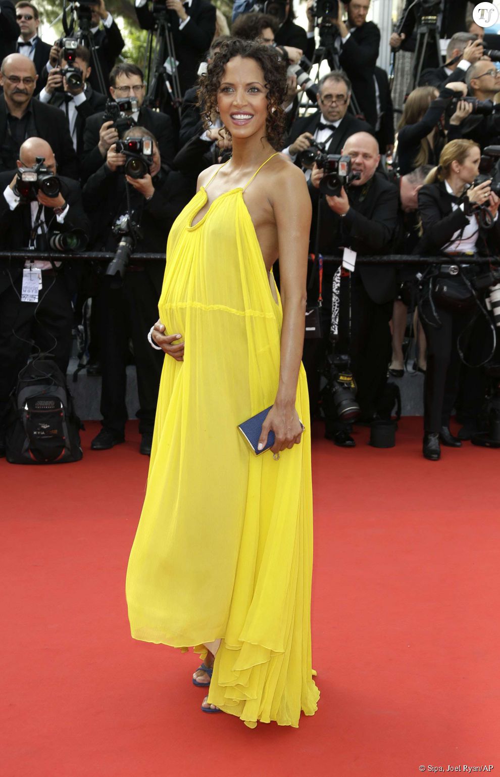L&#039;actrice et mannequin Noémie Lenoir sur les marches du Festival de Cannes 2015