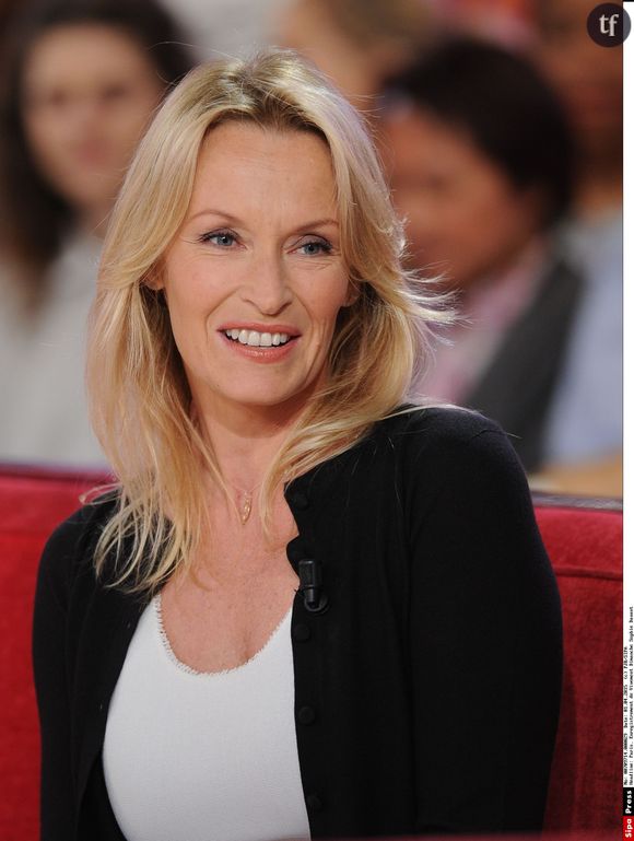 Estelle Lefébure sur le plateau de Vivement Dimanche en 2015.