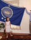 Jeremiah Heaton et sa fille la princesse Emily avec le drapeau de son royaume le 2 juillet 2014 à Abingdon, en Virginia,