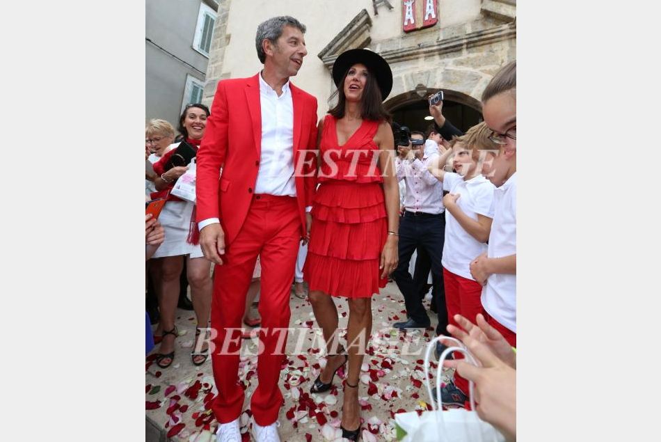 Michel Cymes et son épouse devant la mairie d'Entrecasteaux/