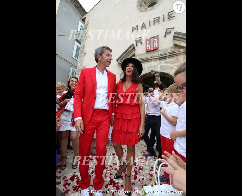 Michel Cymes et son épouse devant la mairie d&#039;Entrecasteaux/