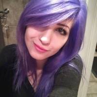 Bleus, roses ou violets ? Les cheveux de cette fille font buguer le Web