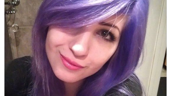 Bleus, roses ou violets ? Les cheveux de cette fille font buguer le Web