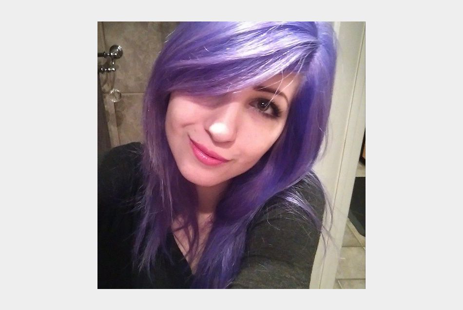 Sabrina pose avec ses cheveux violets sur son compte Instagram @sabrinaabuobeid