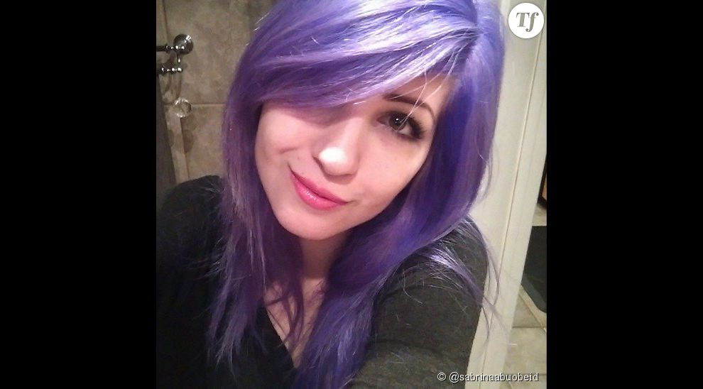 Sabrina pose avec ses cheveux violets sur son compte Instagram @sabrinaabuobeid