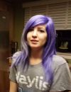 Sabrina dans la cuisine = cheveux violet clair