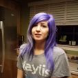 Sabrina dans la cuisine = cheveux violet clair