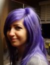 Sabrina devant le frigo = cheveux violet foncé
