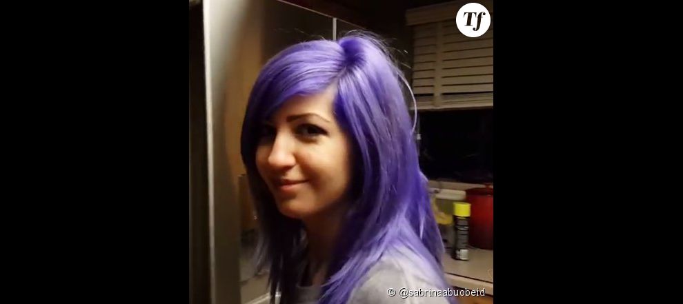 Sabrina devant le frigo = cheveux violet foncé