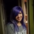Sabrina dans le couloir = cheveux bleus