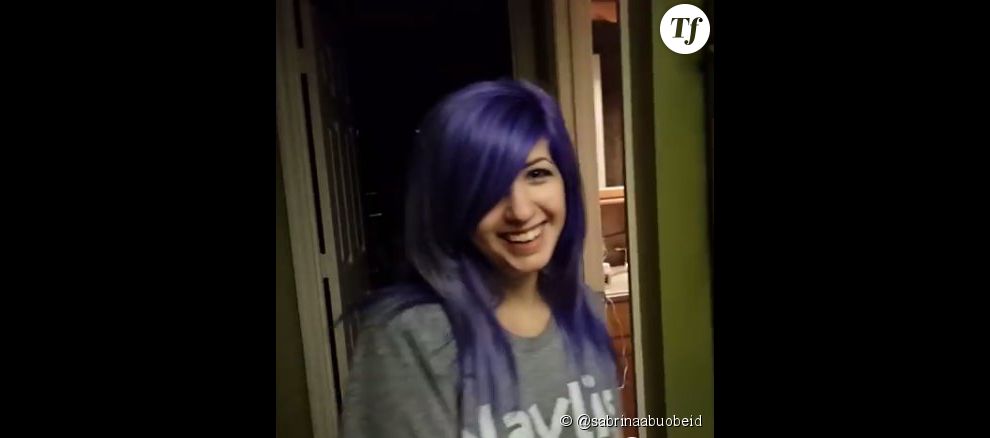 Sabrina dans le couloir = cheveux bleus