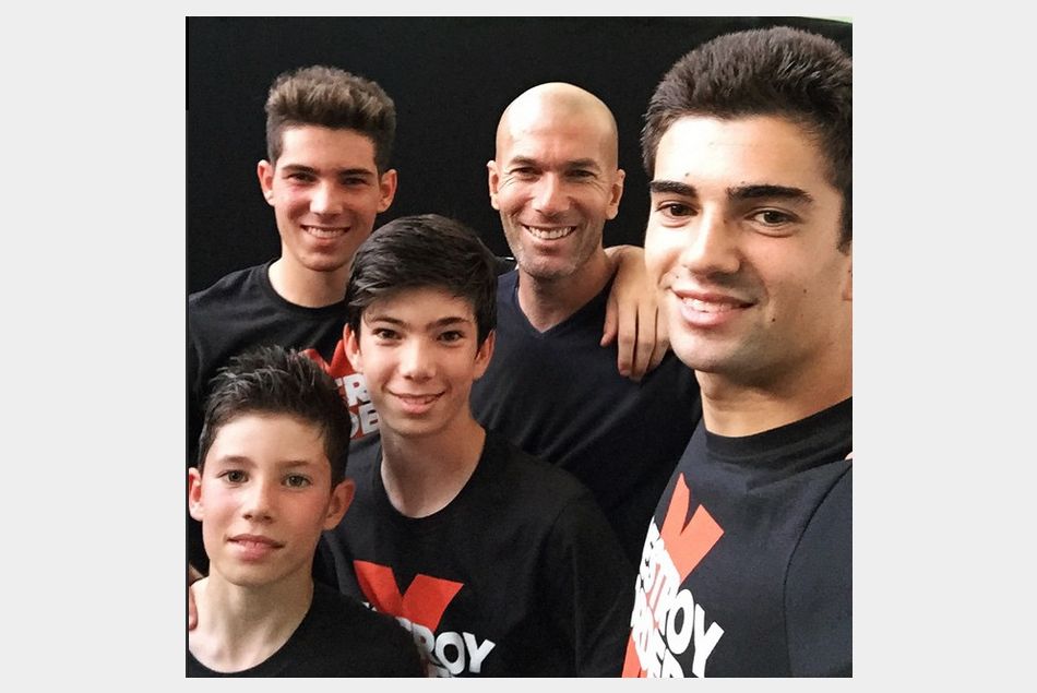 Zidane en compagnie de ses quatre fils.