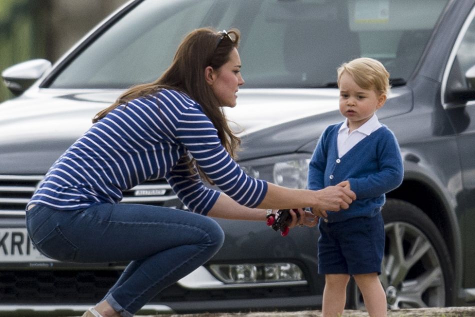 Kate Middleton en slim et son fils le prince George à un match de polo au Beaufort Polo club de Tetbury le 14 juin 2015.