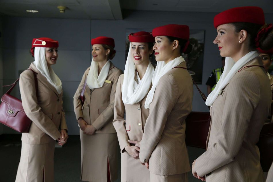 Des hôtesses de l'air de la compagnie Emirates attendent l'embarquement à Chicago le 5 août 2014.