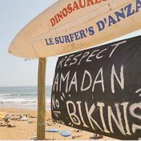 Ces surfeurs marocains en guerre contre le bikini sur les plages d'Agadir