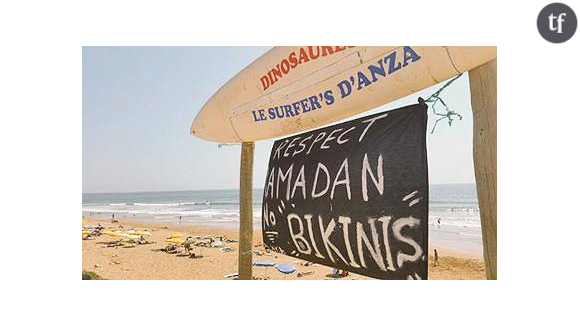 La pancarte, depuis retirée par les autorités, était placée à l'entrée de la plage.