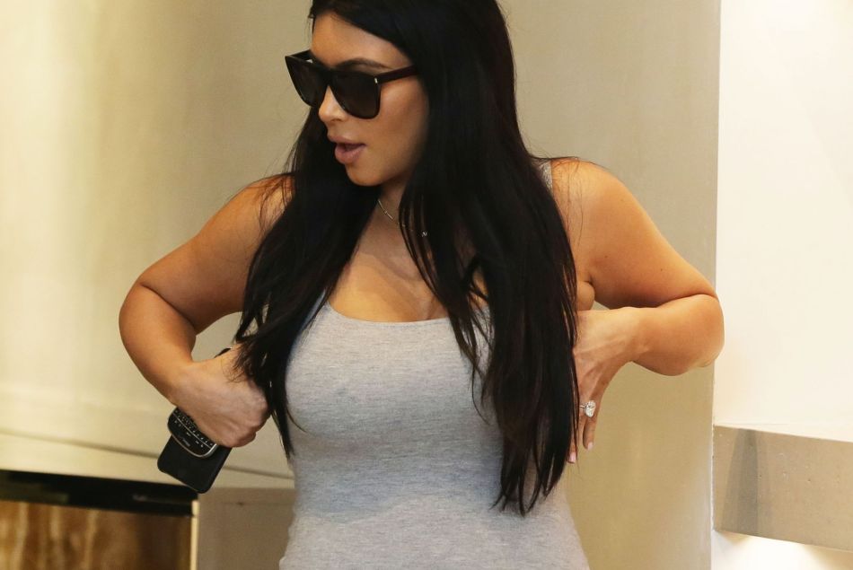 Kim Kardashian, enceinte, en virée shopping à Beverly-Hills le 12 juin.