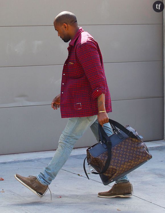 Kanye West dans les rues de West Hollywood, le 10 octobre 2013 avec un sac Louis Vuitton. 