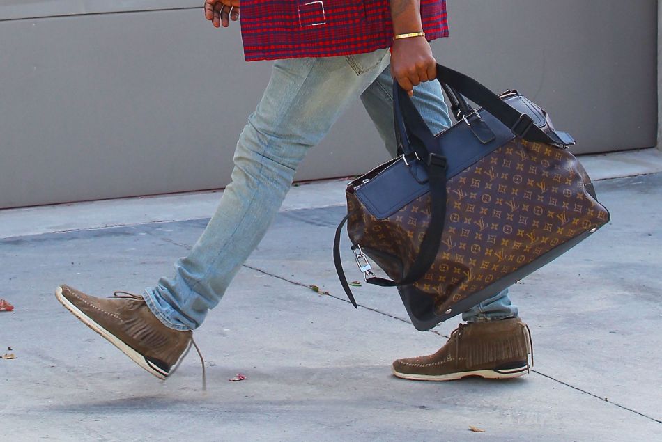 Kanye West dans les rues de West Hollywood, le 10 octobre 2013 avec un sac Louis Vuitton. 