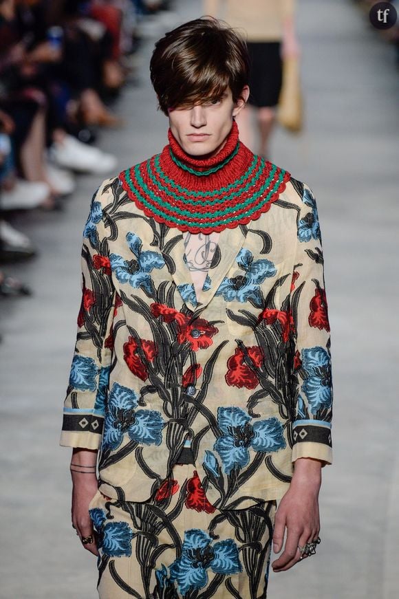 L'homme Gucci pour l'été 2016, tout en imprimé fleuri.