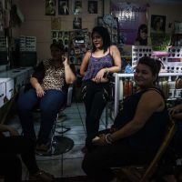 Les femmes du Salvador se teignent les cheveux pour rester en vie