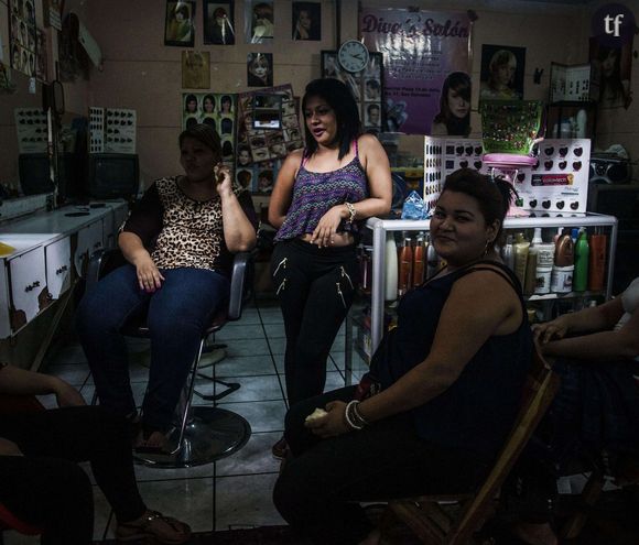 Des coiffeuses font une pause dans un salon de San Salvador le 12 juin 2015.