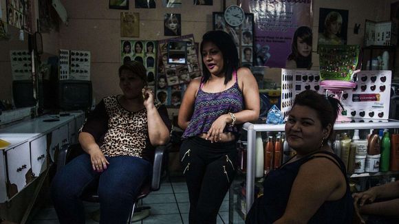 Les femmes du Salvador se teignent les cheveux pour rester en vie