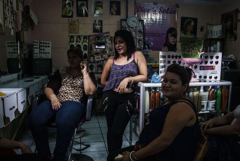 Des coiffeuses font une pause dans un salon de San Salvador le 12 juin 2015.