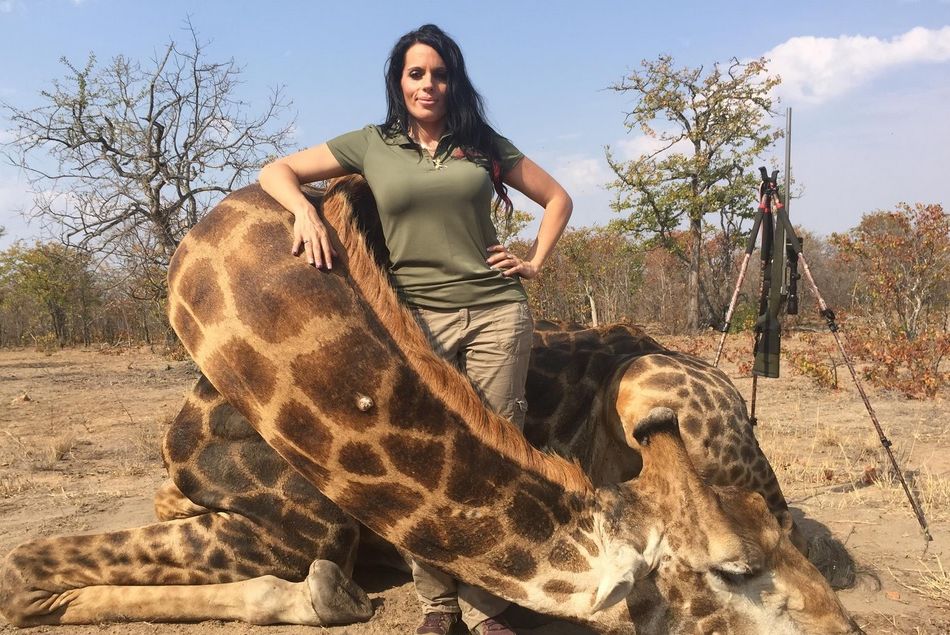 Sabrina Corgatelli prend plaisir à abattre des animaux en voie d'extinction comme les girafes.