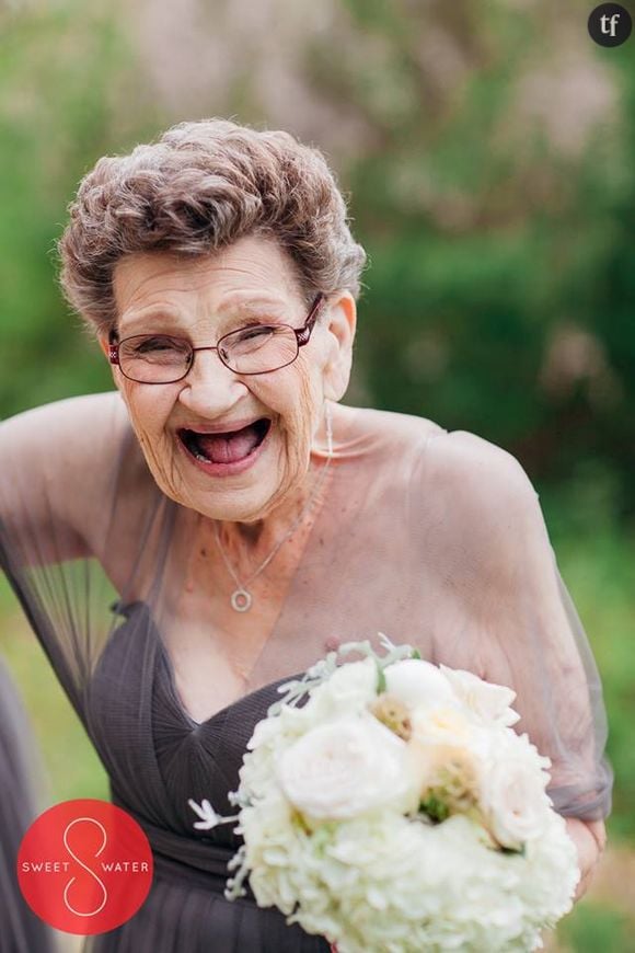 Nana Betty, 89 ans, demoiselle d'honneur au mariage de sa petite-fille.