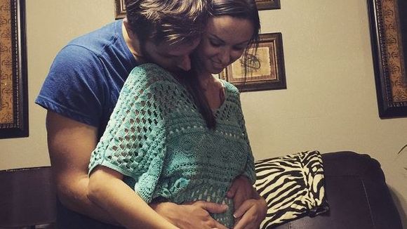 Il lui apprend qu'elle est enceinte et fait le buzz