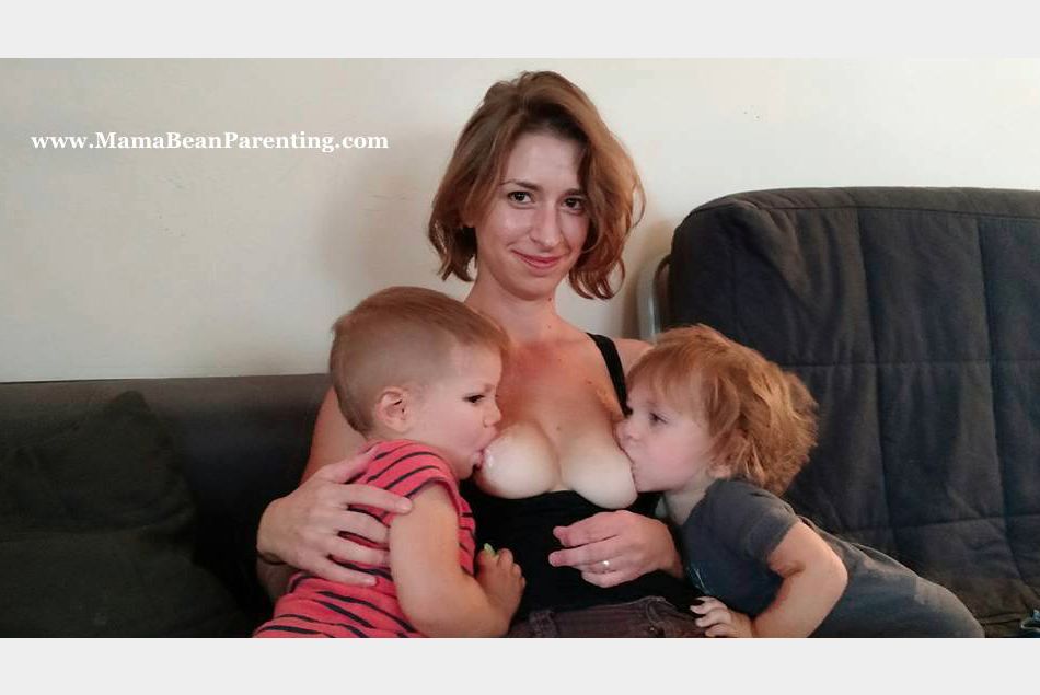 Jessica Anne Colletti donnant le sein à son fils et au fils de son amie