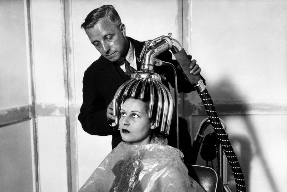 Avant les années 60, les sèches-cheveux ressemblaient à des machines de torture...